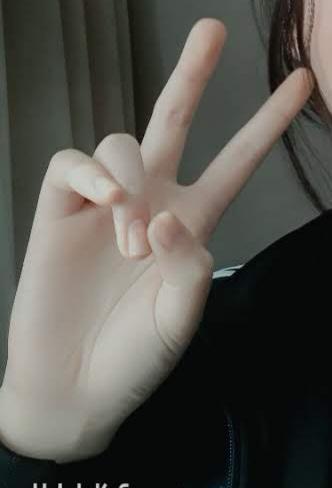 옛날 옛적 언제적인지 모를 정직한 브이를 하며 셀카 찍던 나와 왜인지 트럼프식 검지손가락 같은걸 하는 나