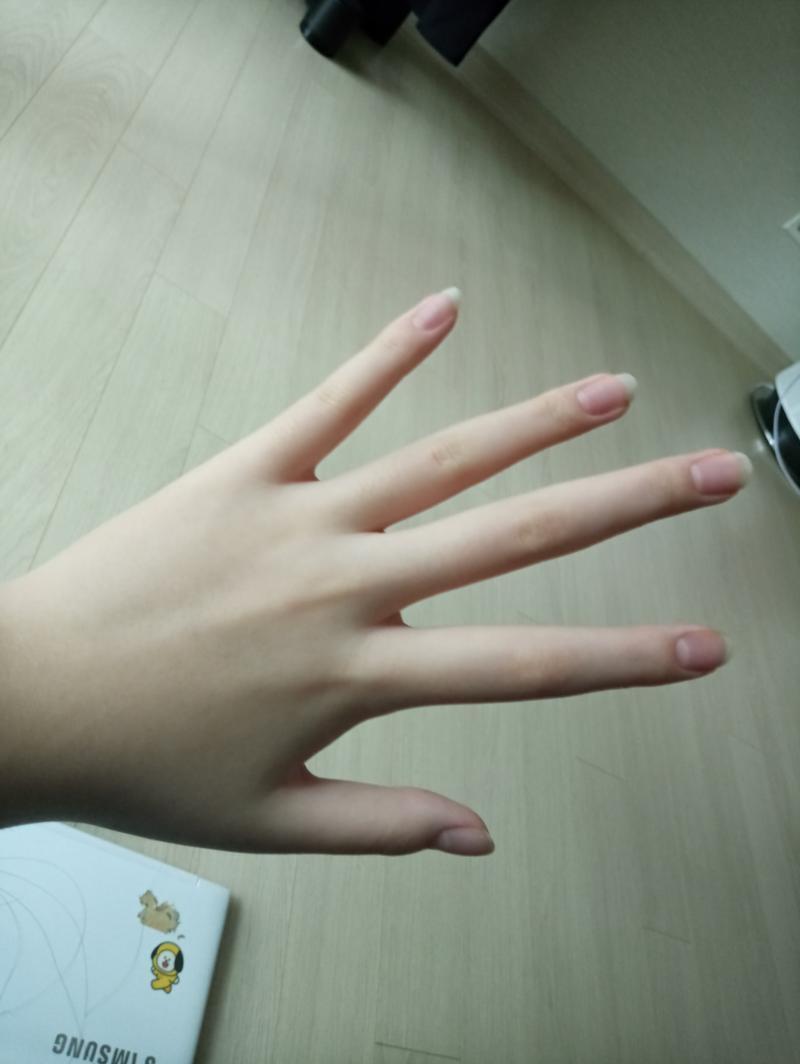 손모델이 꿈인데 내손 어떤지 말해주라 (보정 하나도 안함 기본카메라양 )