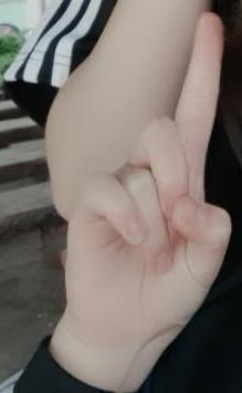 옛날 옛적 언제적인지 모를 정직한 브이를 하며 셀카 찍던 나와 왜인지 트럼프식 검지손가락 같은걸 하는 나