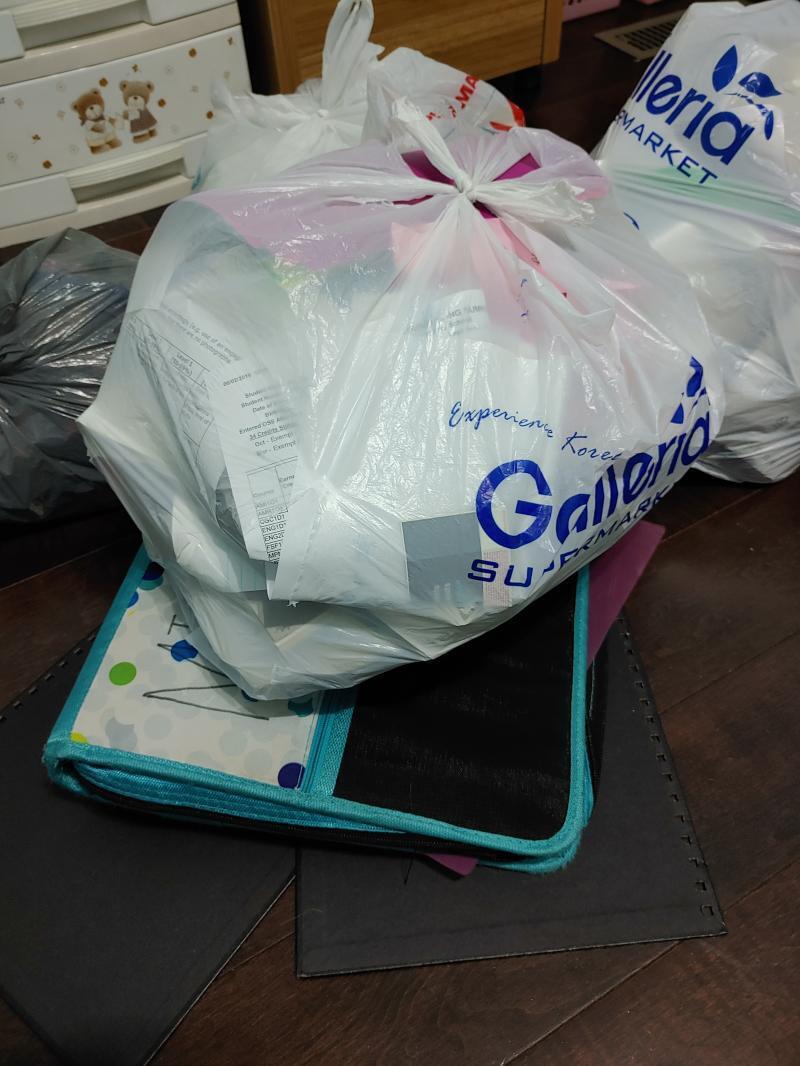 방금 책장에서 눈에 거슬리만 것만 좀 버렸는데 결국 꽉 찬 네 봉지 됨... ^^... 다들 정리정돈을 습관화 합시다...