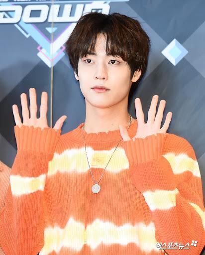 이거 내가 차랑 닮았다고 놀린 사진ㅋㅋ 머리스타일도 그렇구 약간 비슷한데 차가 약간 더 날카롭게 생겼어 더 얇고