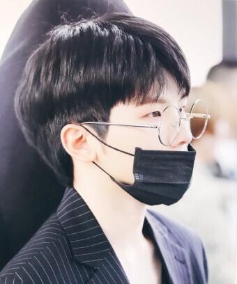 네가 제주도 해변에 분홍색 안개 낀 것 같다고 한 목소리 주인공은 우지야 우리 천재 작곡가... 세븐틴 노래 거의 다 얘가 만들어 ㅠㅠ 세븐틴