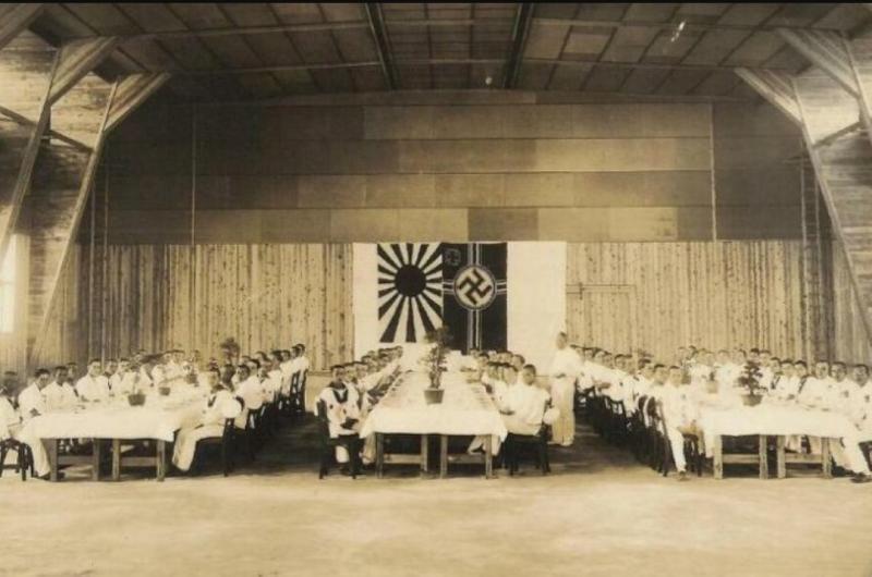 욱일기 (또는 전범기) 하켄크로이츠 치면 나와!