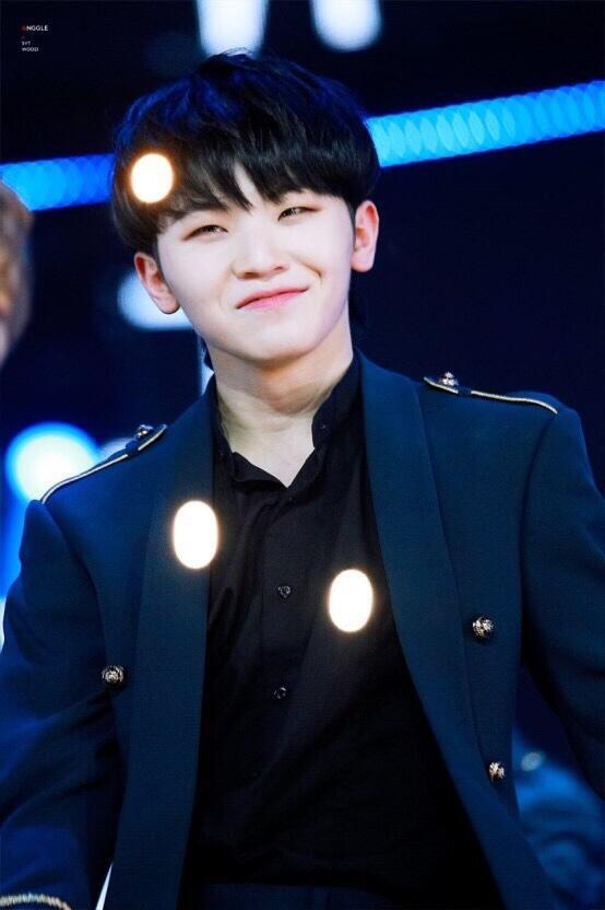 네가 제주도 해변에 분홍색 안개 낀 것 같다고 한 목소리 주인공은 우지야 우리 천재 작곡가... 세븐틴 노래 거의 다 얘가 만들어 ㅠㅠ 세븐틴