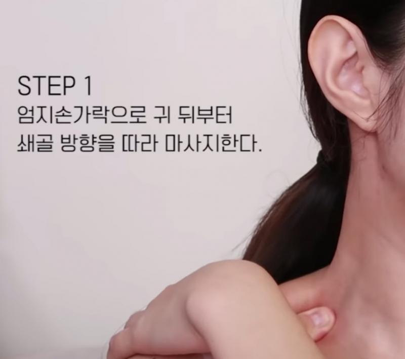 >>3 .....귀뒤에서 목을 따라 쇄골위까지 가! 그리고 목 선을 따라 눌러주면서 쇄골에 파져있는 부분을 10초간 지긋이 꾹 눌러 양쪽 각각