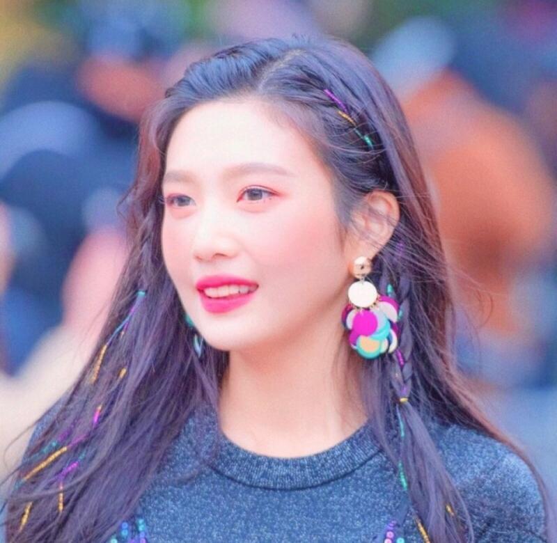 진짜 어케 사람이 이렇게 생길수 있지.. 아무리 보정이 있다해도 징짜 수영언니는 레전드다 존재자체로 화샤화사해ㅠㅜ