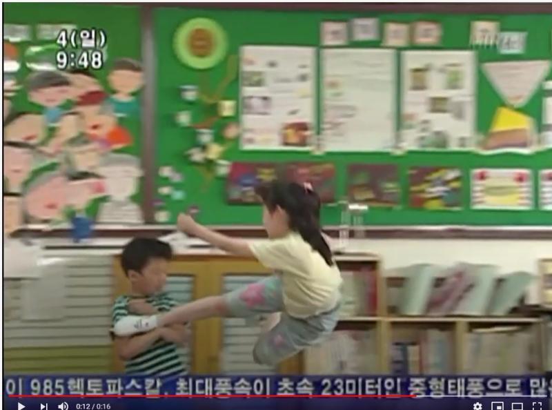 ㅇㅌㅂ 보다가 나온 영상 일부인데, 학교에서 하이킥이 가능할까? 난 지금까지 한 번도 못해봐서