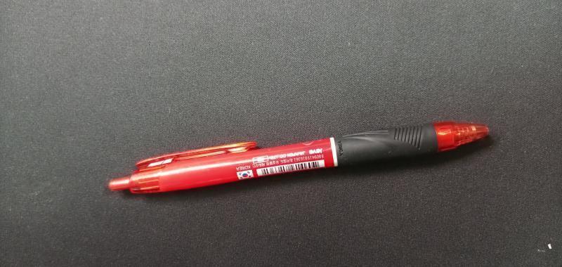 우리집 제트라인. 빨간색 3.8mm 일본 불매운동이 활성화 되고나서 쓰기 시작함. 원래도 문구류를 모으는 편이 아니라 깔끔하게 써지길래 뭉치로 