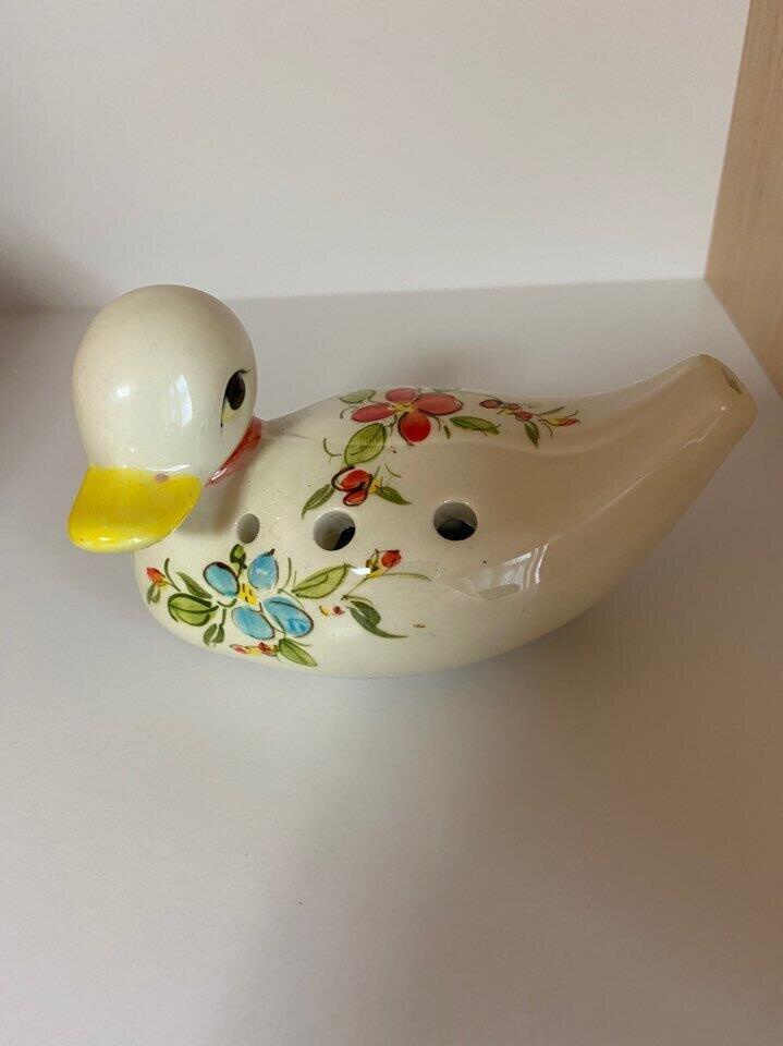 한 2년전쯤에 대만여행 가서 자기로 만든 오카리나 하나를 사왔어 악기용도보단 장식품에 가까웠고 가격도 크게 안비싸서 친구랑 하나씩 구매했어. 이