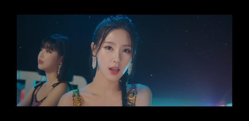 나 원래 미연한테 별 매력 못느끼고 끌리지 않았던 사람인데 이번 뮤비에서는 미연 되게 돋보였음 개존예 +_+
