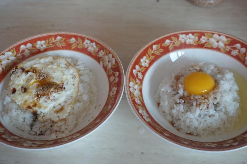 짠 (۶்ิ▿்ิ)۶่่⋆ ˚。⋆ 간장 계란밥을 만들어 왔어! 왼쪽은 반숙 계란프라이 간장 밥이고, 오른쪽은 날계란 간장 밥이야. 사진 보정 같