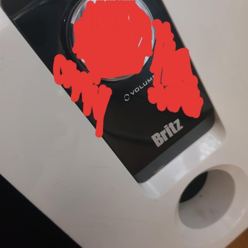 스피커랑 연결되어있는 스피커..? 가 이건데..(사진) (얼굴이 비춰서 가렸어)