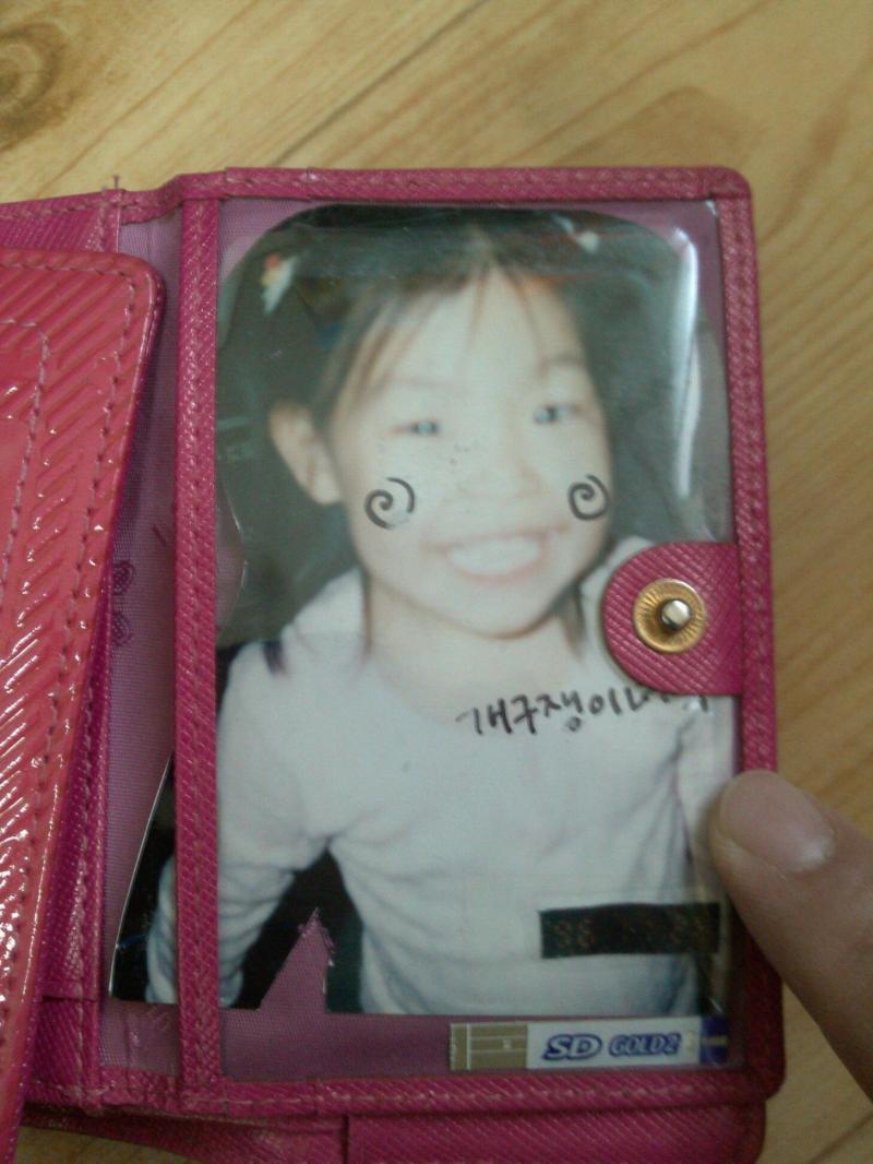 아무도 안한다면 하나 더 투척할게💕 사진이 너무 흐릿해서 또렷하게 가능할까ㅜㅠ 내 어린 시절 사진이야