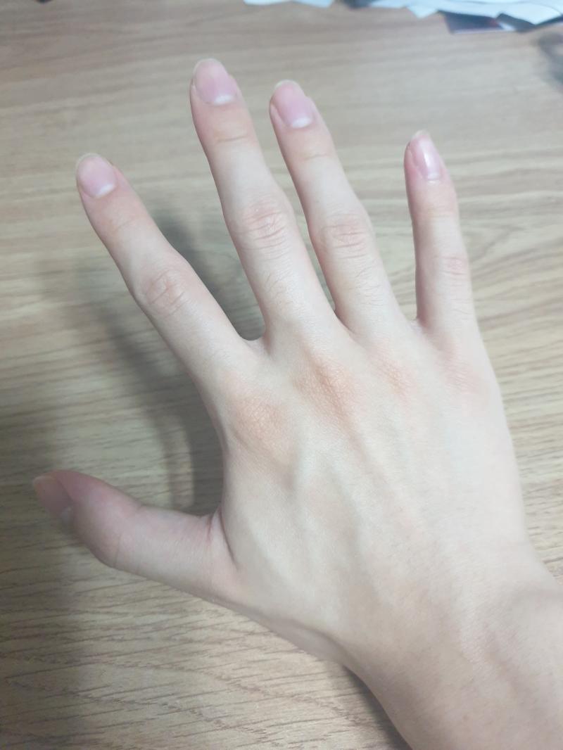 다들 손이 예쁘네