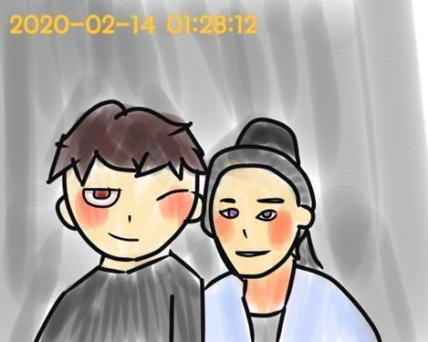테이블 서랍 안에는 옛날사진이 들어있었다.