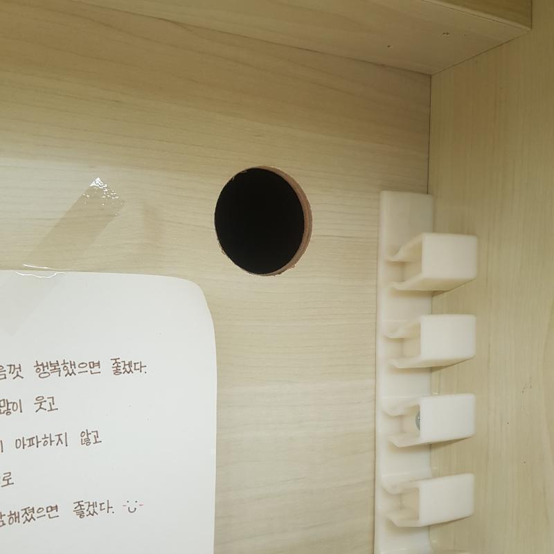 여기 한번만 봐주라ㅠㅠㅠ 책상에 전선 내놓는 구멍인데 새벽에 공부하면 항상 저기서 누가 보는 느낌나서ㅠㅠㅠㅠ 이 건너편에는 침대있엉! 지금은 아
