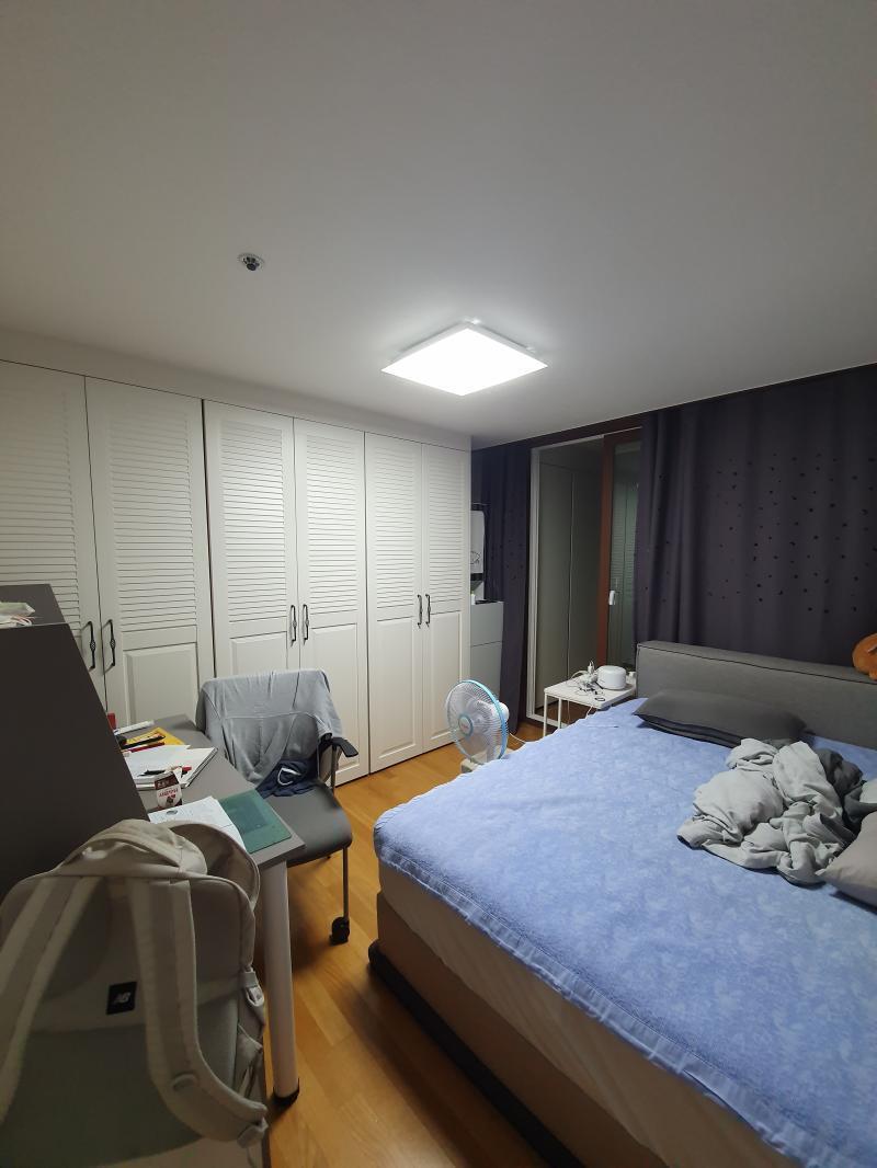 여긴 어때?? 이사 전이랑 지금방 이사전에 가위 2번정도 눌리고 지금 이사와서는 꽤 눌리거든 4달도 안살았는데 한 5번 이상..? 귀신은 본적없