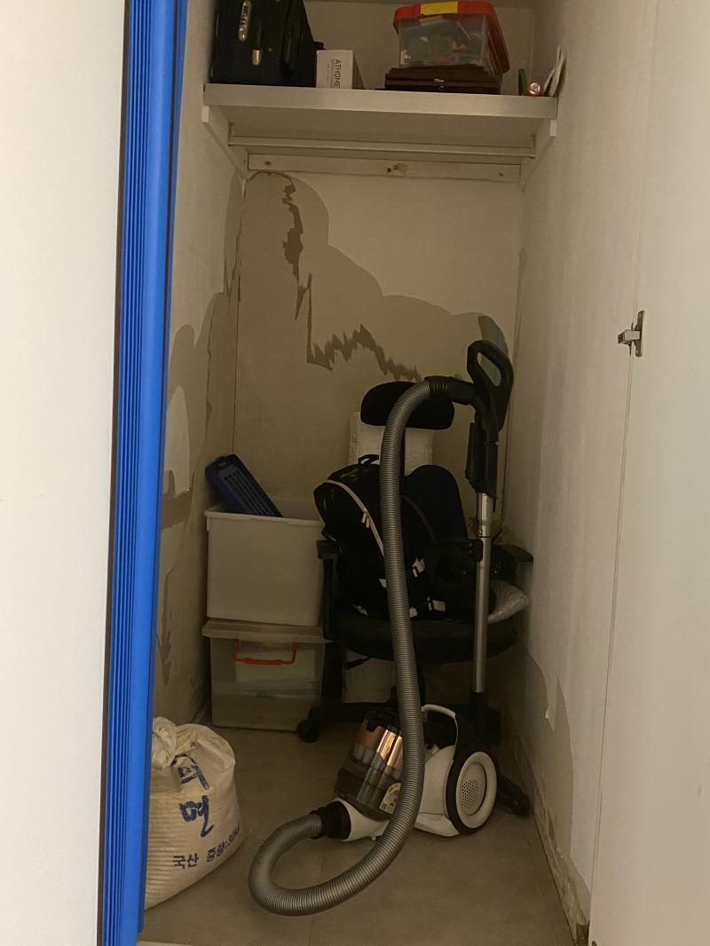 레주야 내 방 창고인데 환기 시키려고 잘 때도 열어놓고 자거든 침대 앞이 창고라 잘 때 창고 보면서 잘 때도 있고 등을 창고 쪽으로 해서 잘 때