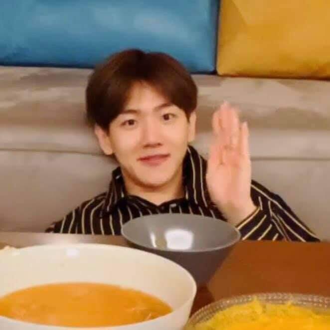 백현 카이. ....카이 하는거 보면 너무귀여워..ㅎㅎ 내가 보기에만 귀엽게생긴건가? 아니야..팬들한테 말하는 말투가 둘다 너무 귀여워...얼굴