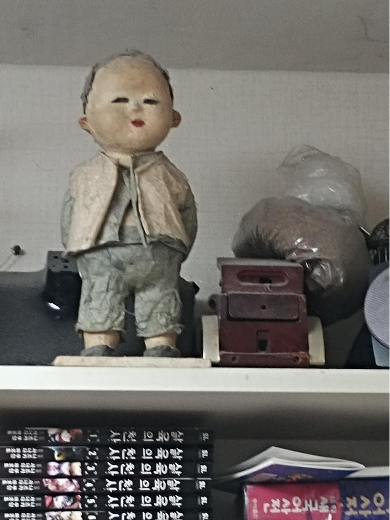저거 내가 태어나기 전부터 있던 인형ㅇ인데 왠지 모르게 태어났을부터 찝찝해..