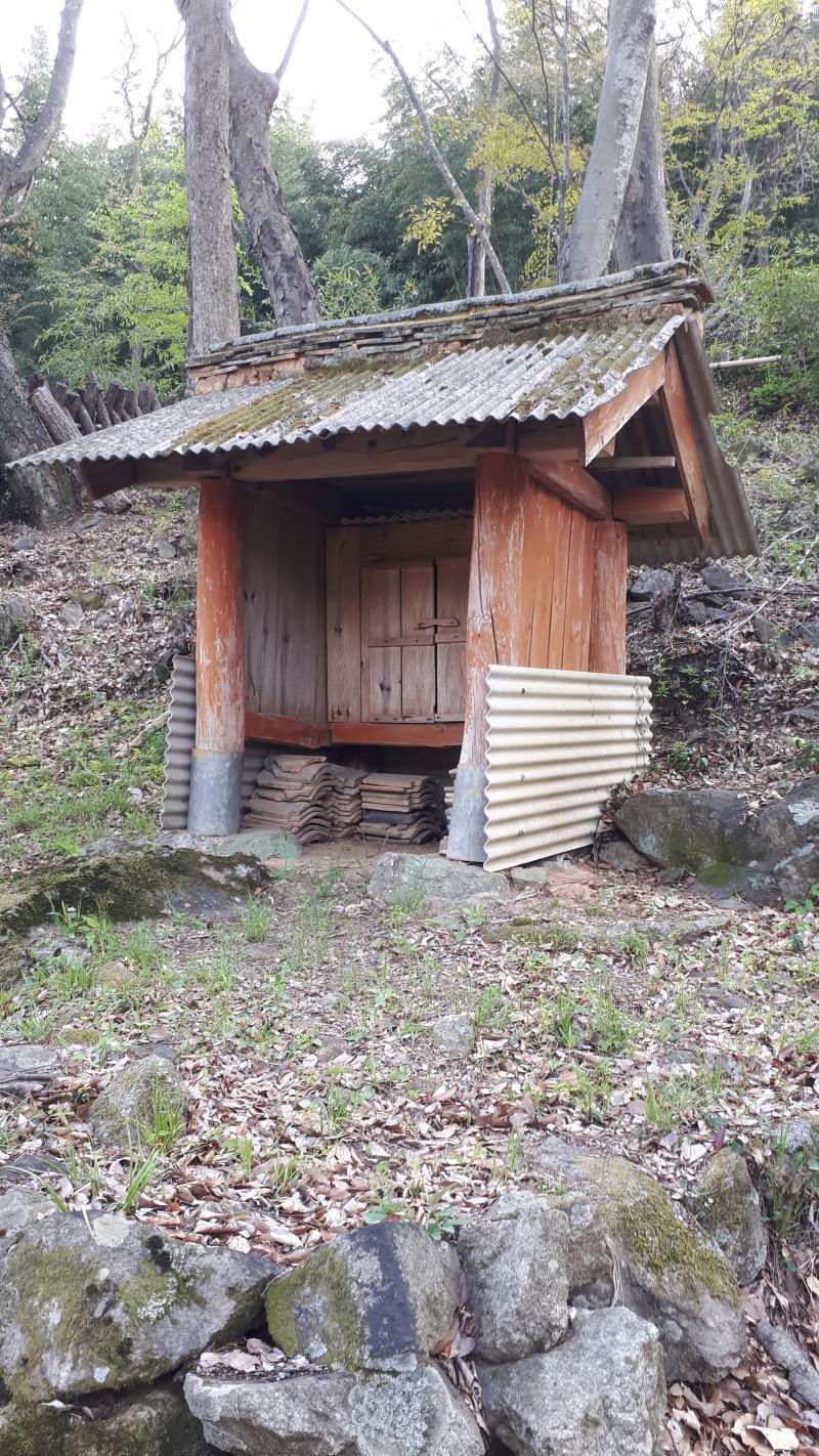 예전에 갔던 카페 뒤의 사당인데 그냥 궁금해서!