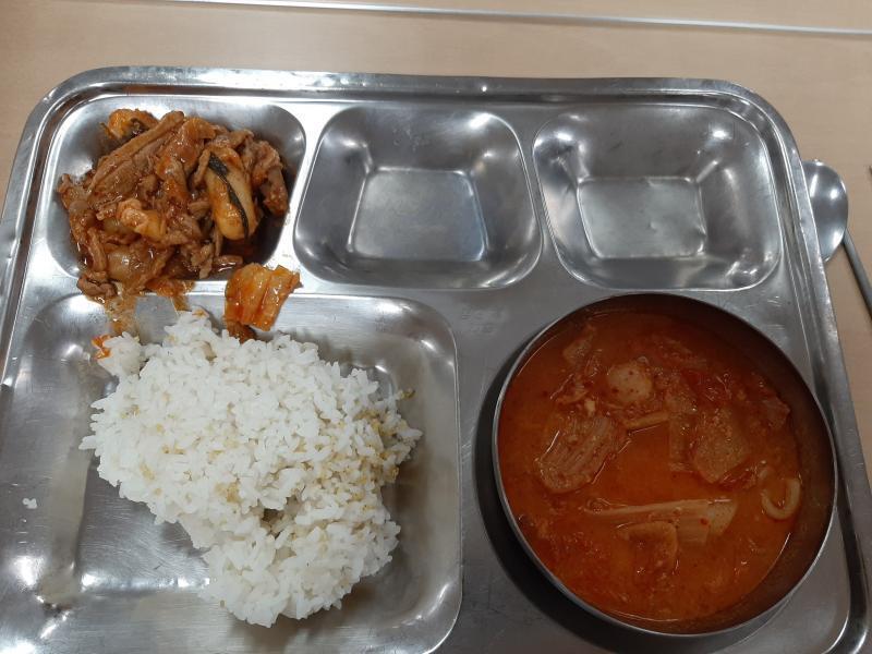 ?오늘 석식은 좀 비어있네