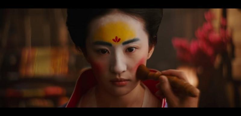 이게 뮬란 화장인데 더 메이크업 잘보이는 거 같아서 따로 추가한다.