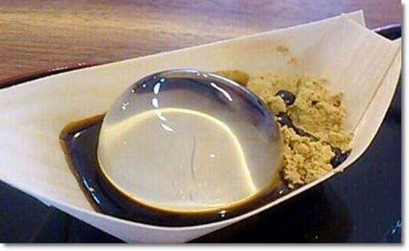 일본 물방울떡하고 담배사탕.(사진 첨부할게) 우선 물방울떡은 말캉거리고 진짜 물 맛이라 해야하나 그 맛 날줄 알았는데 뭔가 인위적인 단맛?같은게
