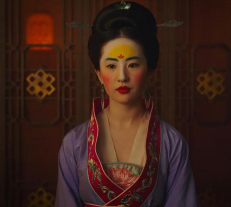 이게 뮬란 화장인데 더 메이크업 잘보이는 거 같아서 따로 추가한다.