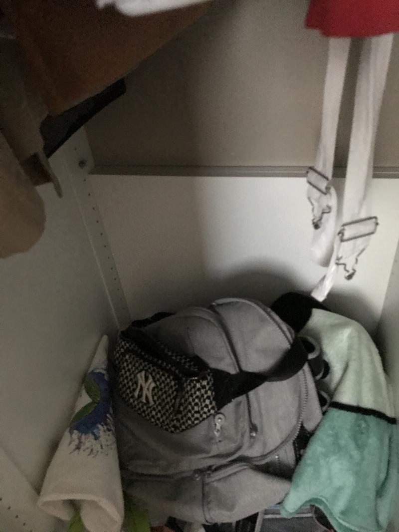 여기 내 옷장 안이랑 책상 밑인데... 귀신 있는 것 같아?