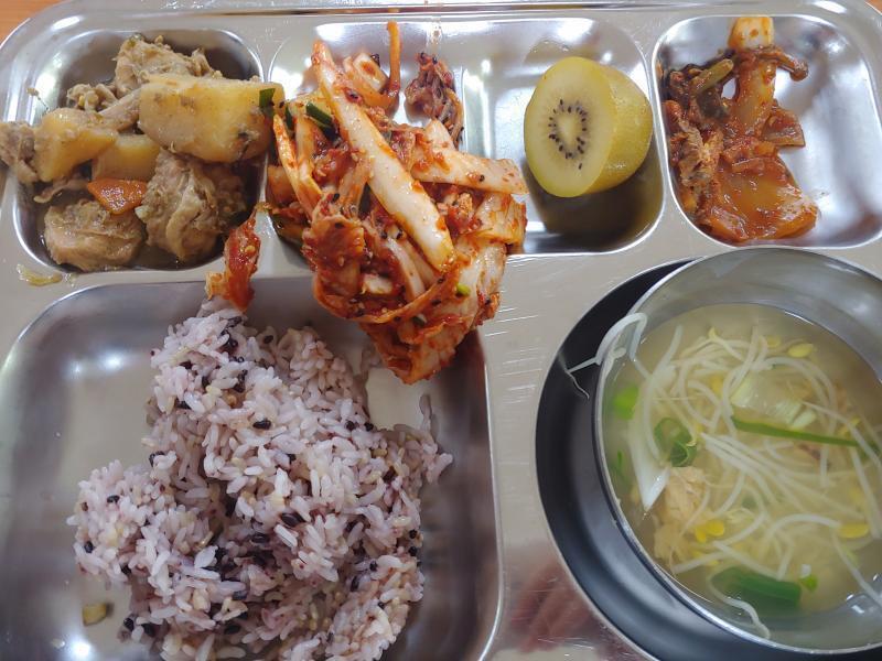 점심-12시 20분 밥 ½, 찜닭 6조각(+감자2), 겉절이 한가득ㅎㅎ.. 그외에는 손 안댐 스레주는 김치 처돌이라구여 잉잉 ㅋㅋ아니 근데 존나