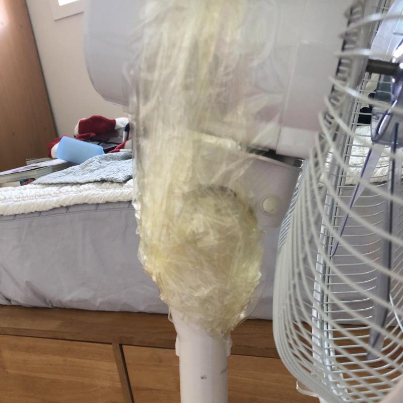 일단 테이프로 응급처치함