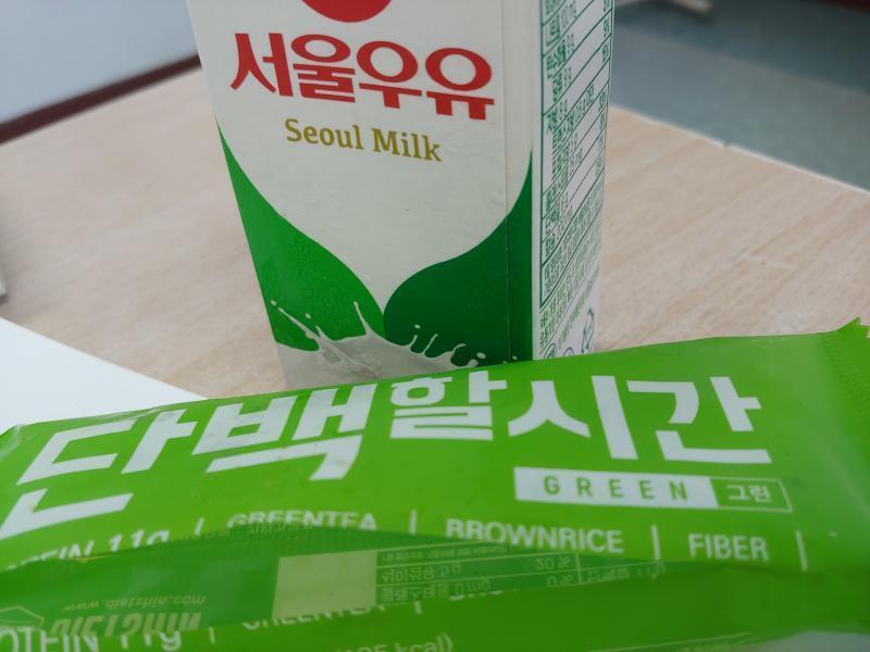 간식-2시 30분 단백질바랑 우유 먹었음 다 먹고 나서 생각나서 찍었다.. 저녁-3시 30분 약과랑 초코우유 2팩 이제 편의점에서 그만 사먹어ㅜ