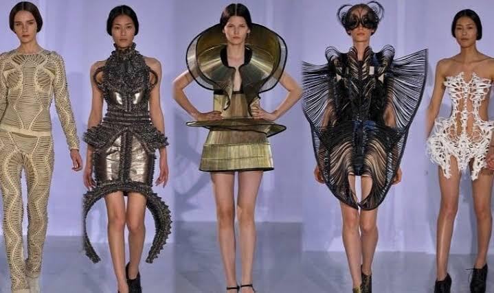 아방가르드(1): 저게 뭐야 미친 저걸 누가입어 기괴하고 이상하고 진짜 특이하네를 좀 간지나게 말하고싶을 때 와 저 옷 아방가르드하다 라고 하면