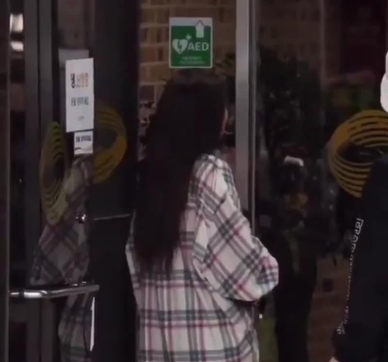 >>2 아 근데 뭐라고 해야하지? 약간 이런 느낌으로?봐도 머글들은 엥 누구지 이럴 정도?아님 검돌이마냥 닮은거나 그림?(민니가 그린)같은거