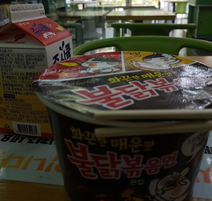 현재 스레주. 친구들 덕분에 내 계획이 틀어진 덕분에 혼자 다른 동네 씨유에서 혼밥을 하겠다는 폭탄 발언을 한다. 그렇게 찐 혼밥 중이다. 쓸쓸