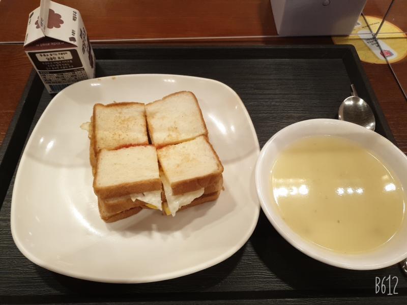 어제는 맛있게 라면 먹고 오늘은 토스트 먹었당. 근데 우유 마시다가 생각난 건데... 여기는 우유까지 다 사나보다. 연세우유 안 쓰네.