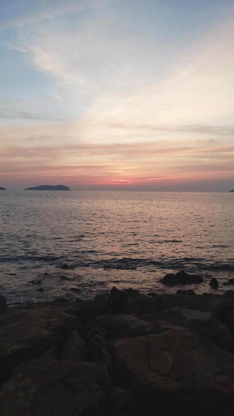 알고 지낸지 반 년 좀 넘은 정말 좋아하는 오빠가 한 명 있는데 애정표현도 많이 해주고 하는데 관계 확립이 안나ㅠㅠ... 연애운좀 봐줄 수 있을