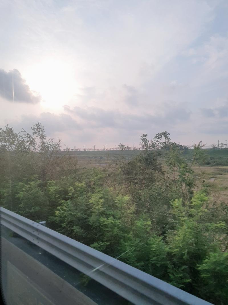 집에 가고 있지만 한참 멀었다 딴스