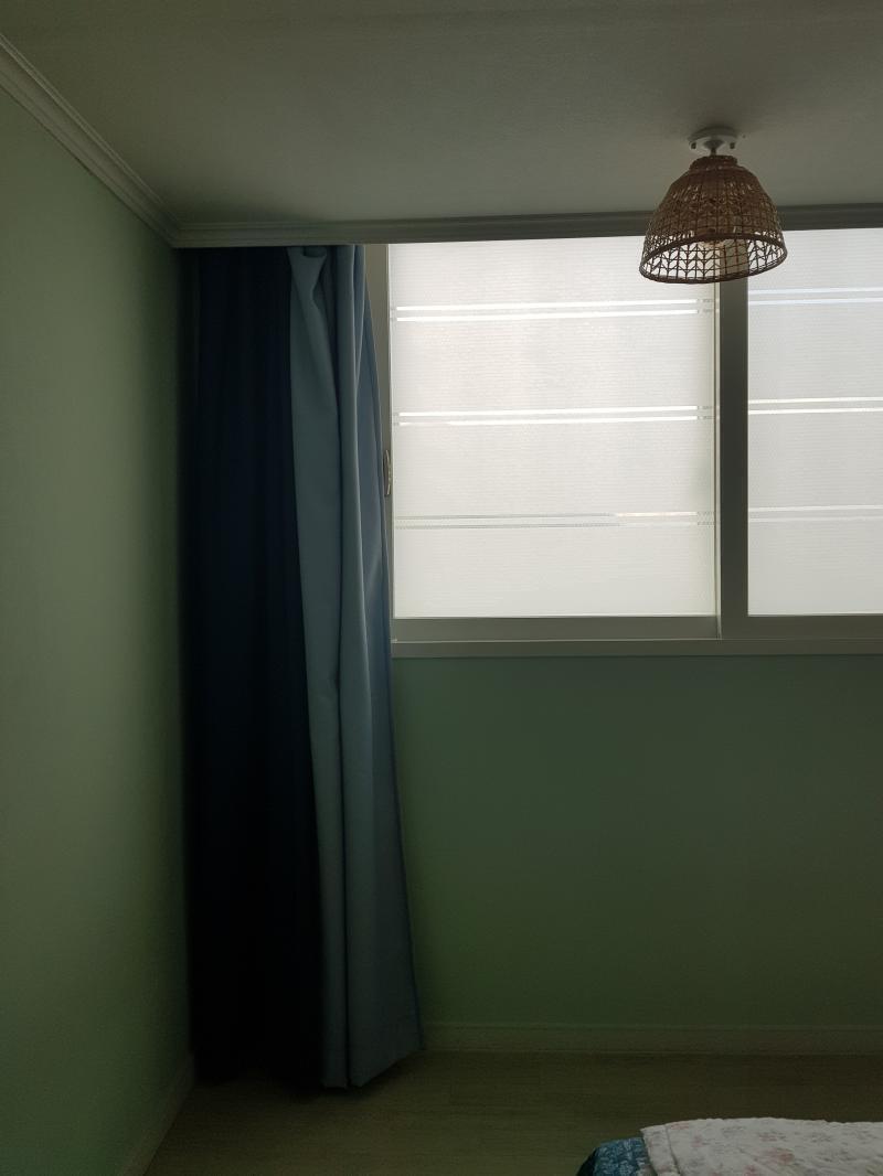 어릴 때 부터 가위가 잘 눌리고 자려고 하면 환청이 들렸는데 요즘들어 많이 심해졌어. 혹시 방에 뭐가 있어서 그런걸까?