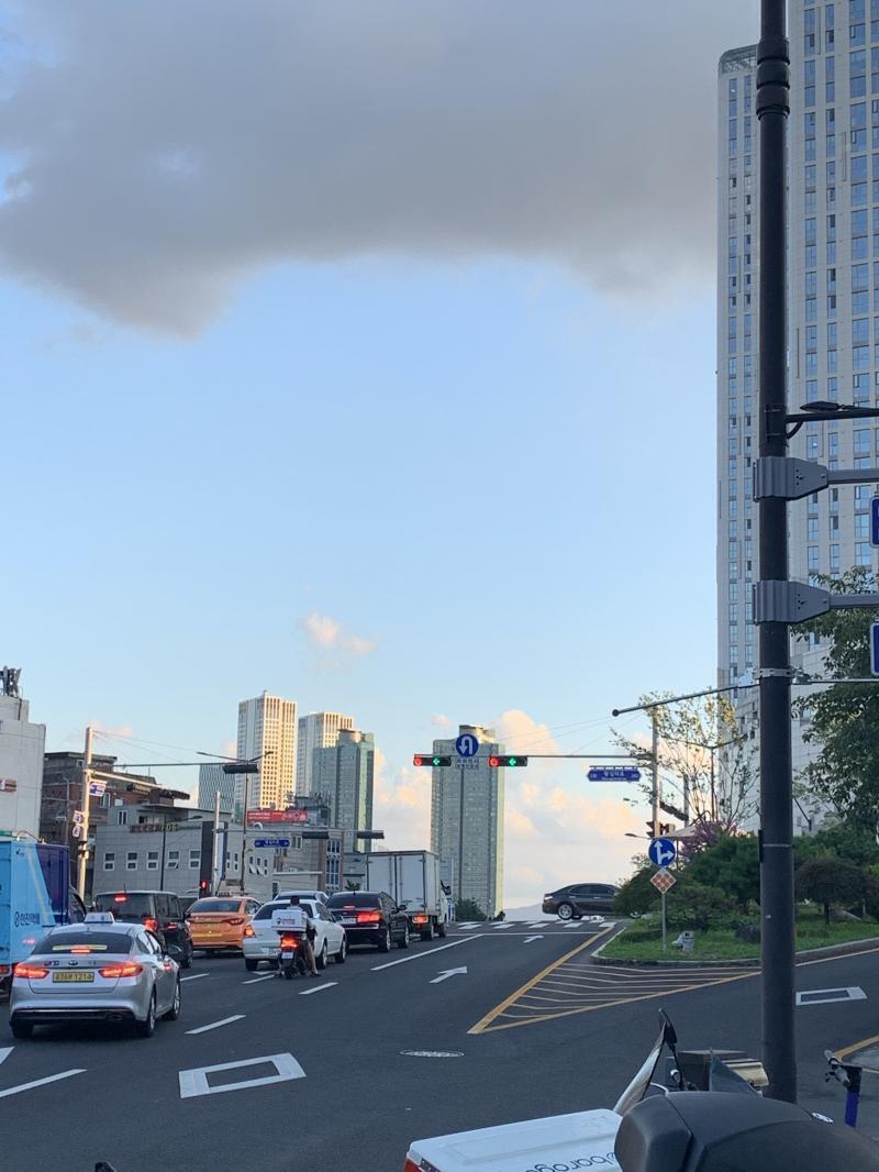 스레주 안녕~ 나는 동갑인 남사친을 짝사랑 중인데 연락은 매일 하긴 하는데 얼굴도 잘 못 보고 그러네 문득문득 계속 떠오르는 사람이야 매주 얼굴