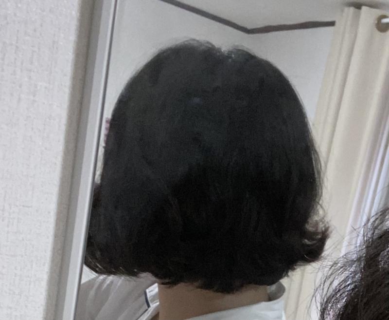 이러케 약간 자갈치마냥 존나 이상해짐 머리 감고 안쪽으로 말리고 빗어도 저렇게 됨 존나 아줌마 같지않ㄴㅑ