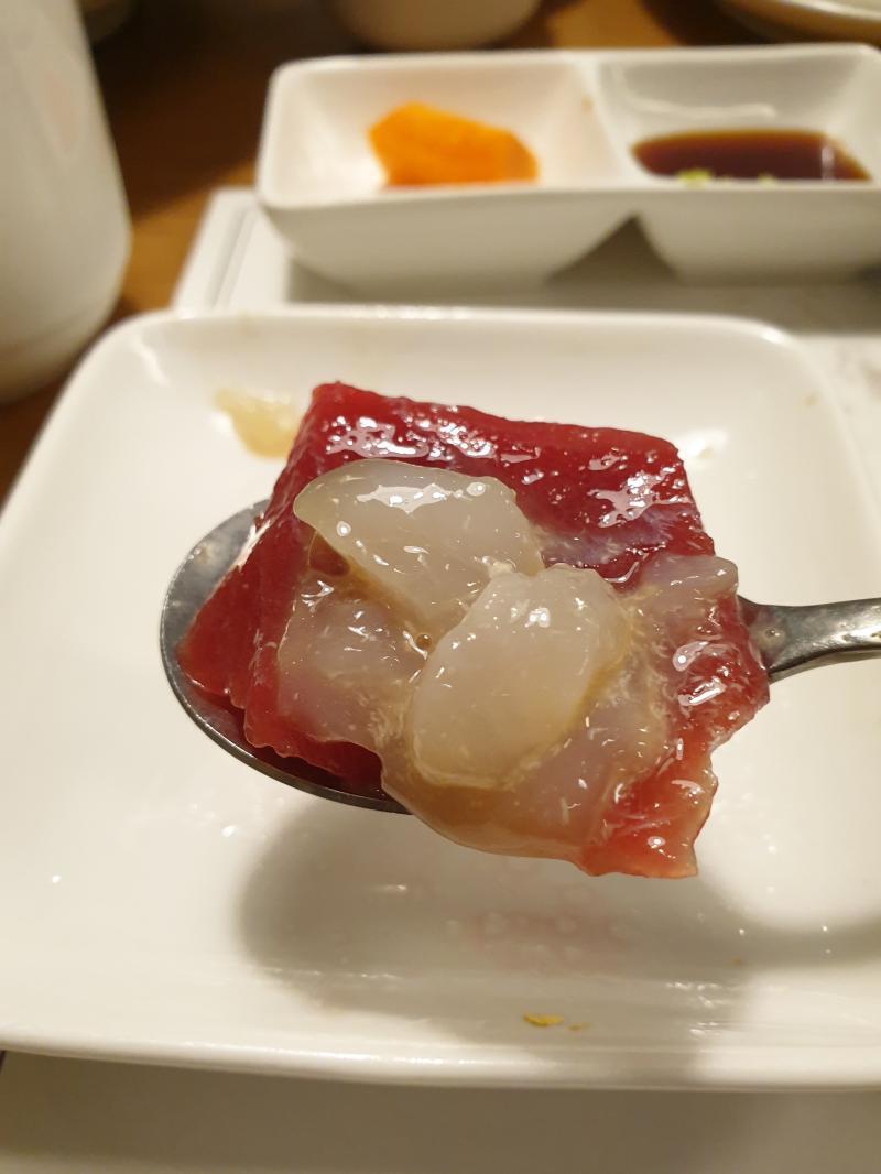 참치회 위에 게장 올려서 먹었는데 천국이였어