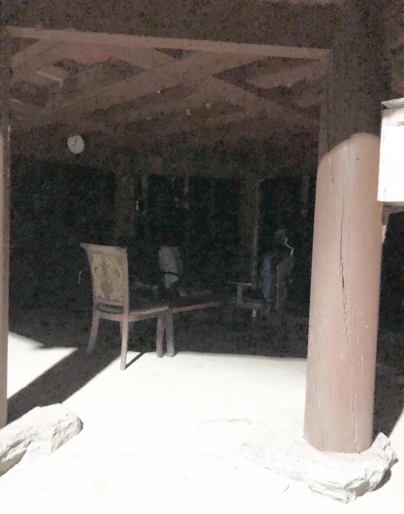 밝기대비 한번올려봣오!! 의자라서.. 몽가 귀신이이런대 조아한다잔아.. 무서버서 ㄷ 내가 쩩은서진에귀신잇엇으면좋겟다