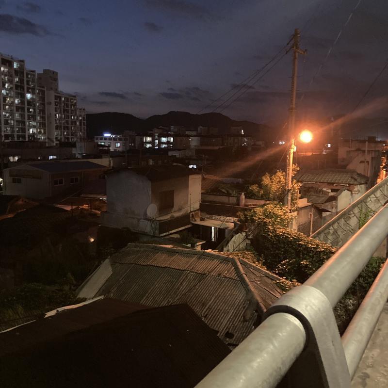 저기 보이는 사진 대부분이 다 부서진 초가집 같은곳인데 폐가같기도 하고 사람 사는거같기도 하고... 우리동네가 너무 음침하고 무서워서 글 써봐.