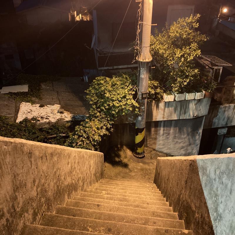 저기 보이는 사진 대부분이 다 부서진 초가집 같은곳인데 폐가같기도 하고 사람 사는거같기도 하고... 우리동네가 너무 음침하고 무서워서 글 써봐.