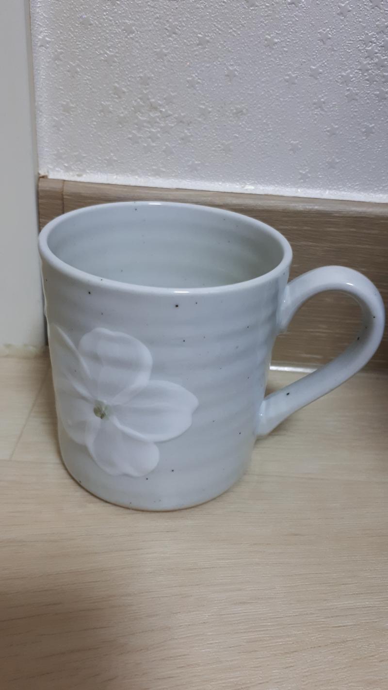 나도 보여줄래 어제 산 컵이야. 안에 있는건 작두콩 차
