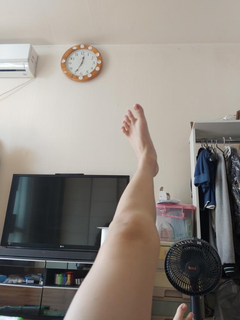유투브에서 본 무릎근력 강화 운동을 하는데 이쪽, 그러니까 왼쪽 골반만 결려 대학병원에서 들은대로 내가 뼈가 약해서 그런가?