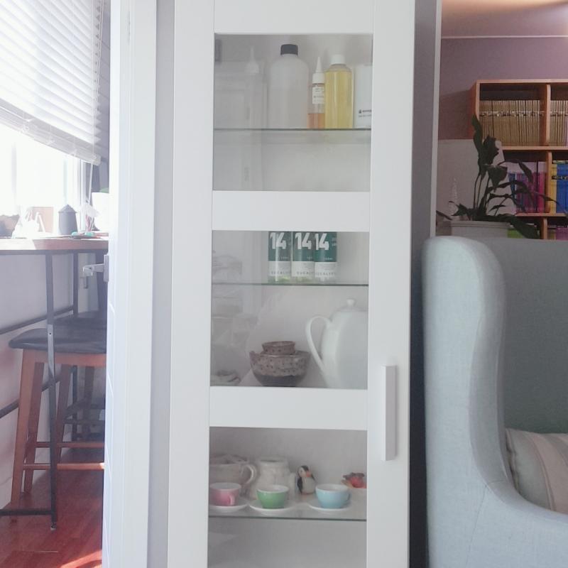 이건 그냥 내가 좋아하는 장식장?인데 막 디퓨저같은거 넣어 놓는다... 향 짱 조아 요기