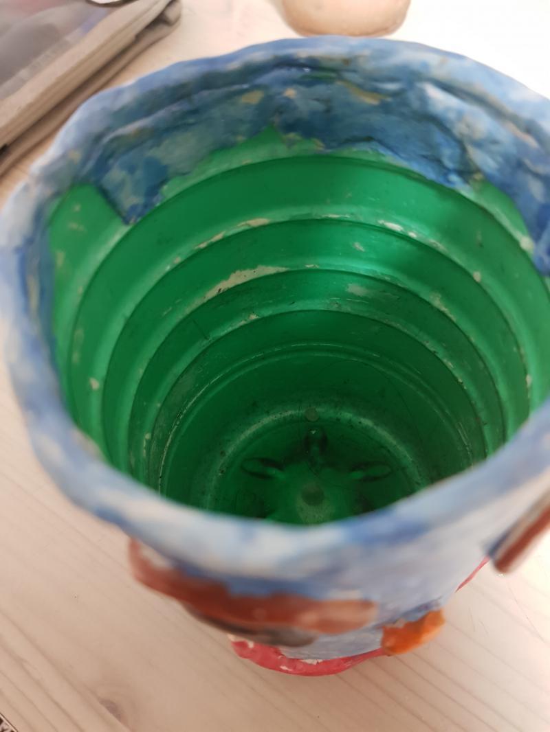 초딩때 방학숙제로 막걸리 병에 지점토 붙여서 연필꽃이 아빠가 만들어 주신거 기분 좋을땐 웃는얼굴 안좋을때는 화난얼굴로(사실 그렇게 안해둠) 귀엽